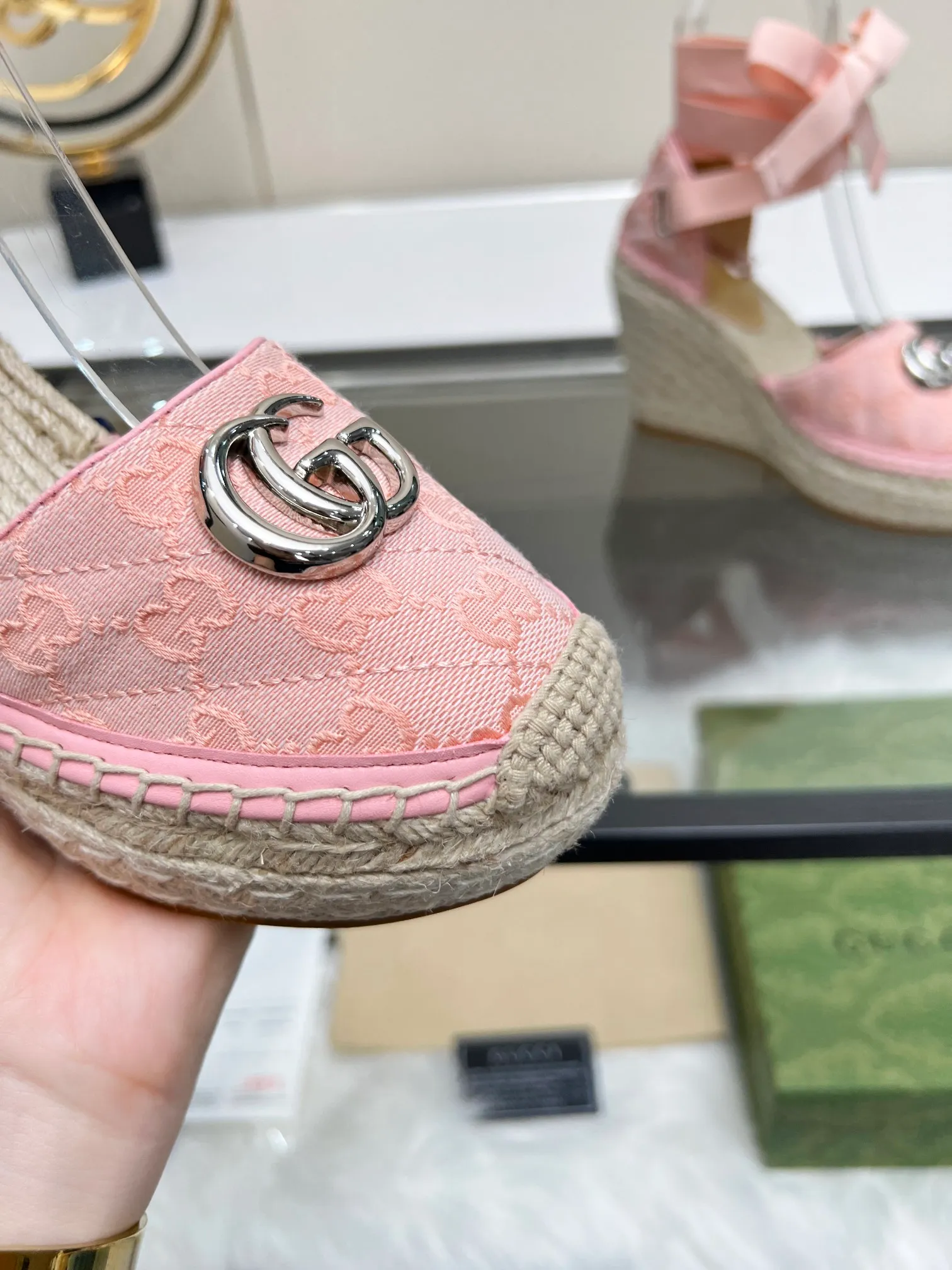 👟👟Ex-factory price 440👟👟 GUCCI wedge fisherman sandals, thick-soled straw, high-end quality, fabric: double G fabric, electric embroidery, lining: mixed sheepskin lining, yardage: 35～42, color: pure white. Dear new and old customers, the picture has been updated, please transfer the image to change. The upgraded version of the wedge heel currently has more than 40 colors. Transfer the image to sell.